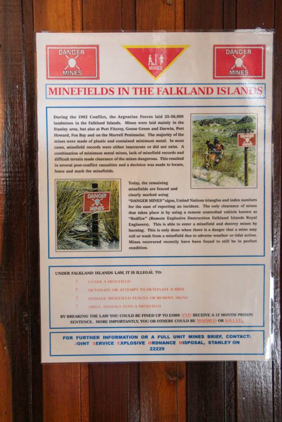 Aviso sobre o cuidado a ser tomado com as minas ao redor de Port Stanley, capital de Falkland (foto de Mitch Jasechko)